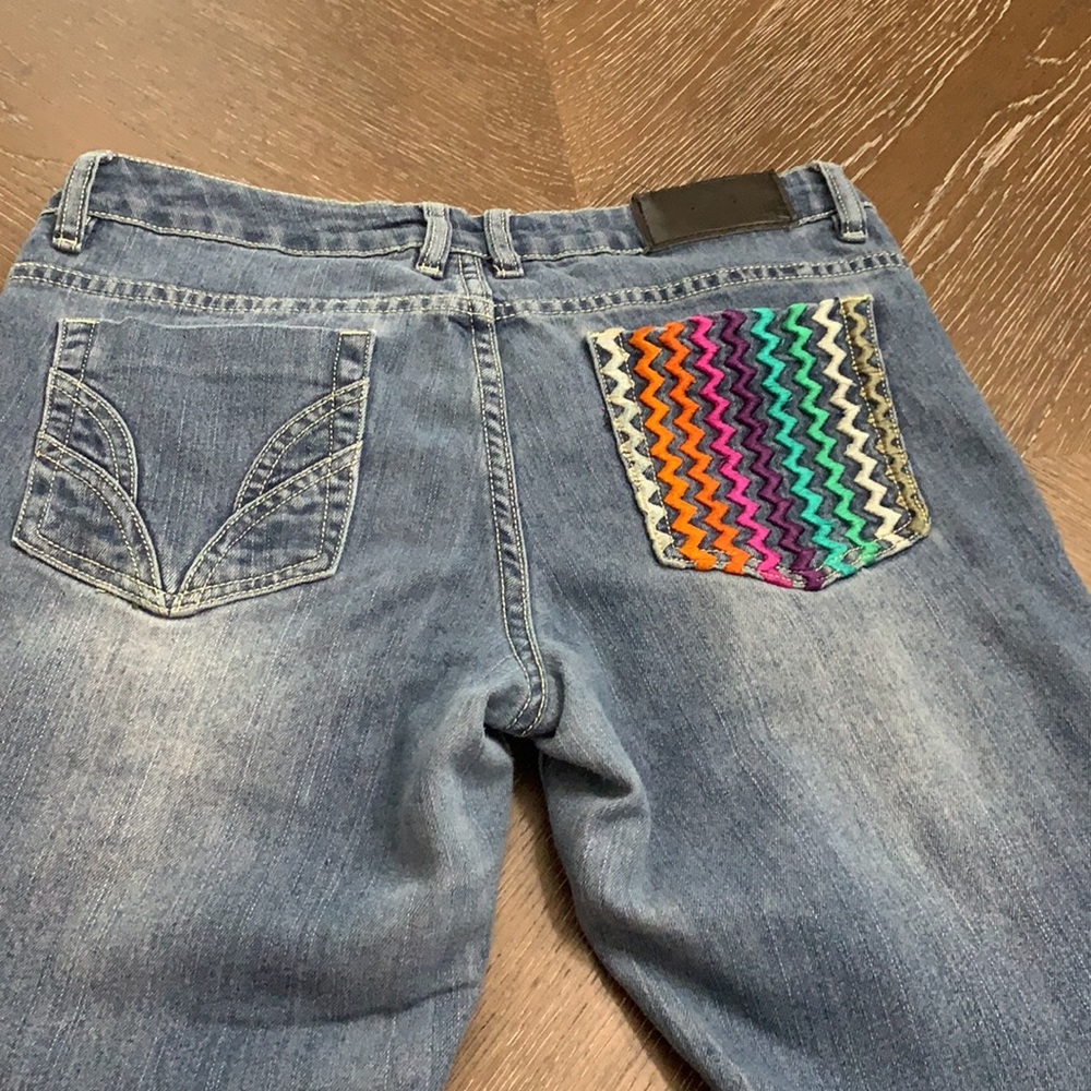 COOGI straight leg medium blue wash colorful pocket jean Size 10 - Picture 10 of 17